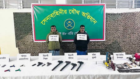 Army raid in Boalkhali leads to arrest of two criminals, weapons recovered. Photo : Collected