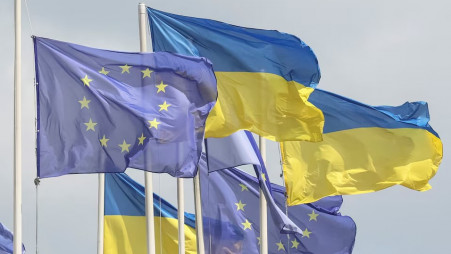 Ukrainian and European flags fly, amid Russia's attack on Ukraine, in central Kyiv, Ukraine August 11, 2025. Photo: REUTERS/Gleb Garanich