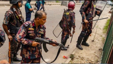 Lt Col Redwanul Islam, the then BGB officer who was seen in photos and video clips circulated in the media, shooting at protesters during the 2024 July Uprising, was produced before the International Crimes Tribunal today, in cases over crimes against humanity. Photo: Drik