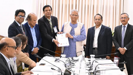 Chief Adviser Muhammad Yunus received a report on the activities and institutional evaluation of training institutions at the State Guest House Jamuna this afternoon. 5 February 2026. Photo: CA's Press Wing