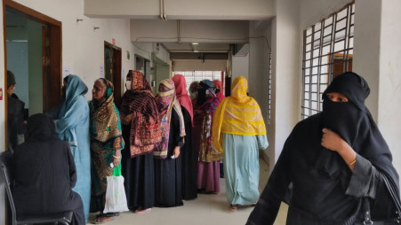 An orderly presence of voters was observed since morning in Chattogram. Photo: TBS