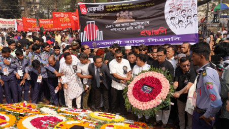 Sonali Bank pays tribute at central shaheed minar