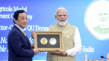 Indian PM Narendra Modi receiving award director general of FAO, Qu Dongyu. Photo: Collected