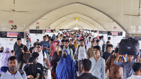 People have started returning to the capital as the seven-day Eid-ul-Adha holiday ends today (31 May). The image was taken at Kamalapur Railway Station. Photo: Rajib Dhar/TBS