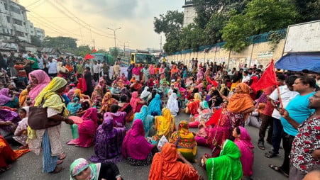 Workers of three NASA Group factories stage a blockade on the Mohakhali main road demanding unpaid wages after the factories were suddenly declared closed following Eid, causing severe traffic congestion in the area on 8 June 2026. Photo: Syed Zakir Hossain/TBS