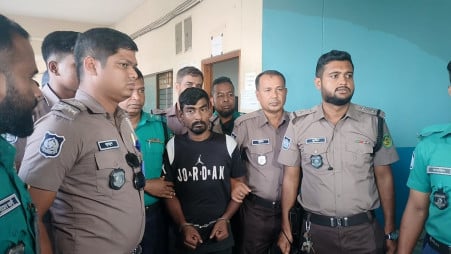 Police bring the lone accused in the Bakalia child rape case to the Chattogram court premises as the trial began with testimony from 10 witnesses today (10 June). Photo: TBS