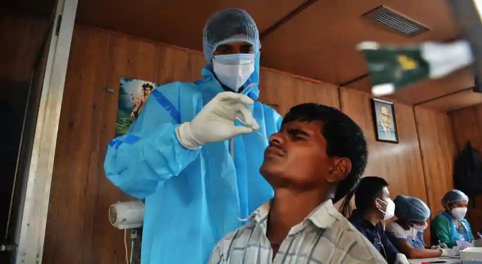 Healthcare workers collect swab samples of migrants in India. September 10, 2020. Photo: Hindustan Times
