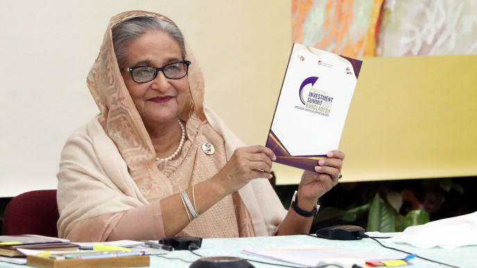 Prime Minister Sheikh Hasina unveiled a publication from the 2021 International Investment Summit on Sunday by virtually joining the two-day summit opening ceremony from his official residence.  Photo: PID