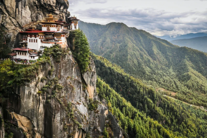 Monasterio de Taktsang sobre el valle de Paro en Bután.  Imágenes falsas de Suzanne Stroeer