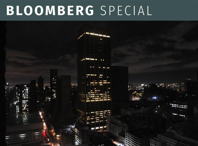 Clădirile de birouri sunt parțial iluminate în Johannesburg, Africa de Sud, în timpul unei pene de curent pe 13 februarie.  / bloomberg