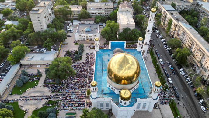 Umat ​​Muslim menghadiri sholat yang menandai hari raya Kurban Ait, juga dikenal sebagai Idul Adha, di dekat masjid pusat di Almaty, Kazakhstan 28 Juni 2023. REUTERS/Pavel Mikheyev
