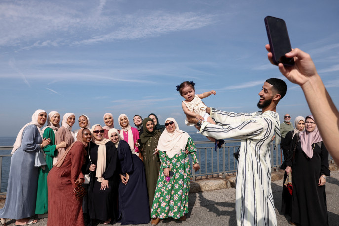 Orang-orang mengambil foto saat umat Islam merayakan festival Idul Adha, di New York, New York, AS, 28 Juni 2023. REUTERS/Amr Alfiky TPX IMAGES OF THE DAY