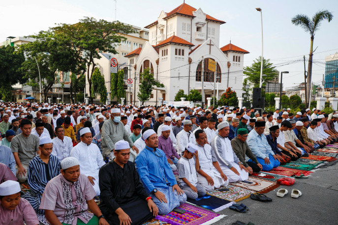 Umat ​​Muslim Indonesia melaksanakan salat Idul Adha di jalan di Jakarta, Indonesia 29 Juni 2023. REUTERS/Ajeng Dinar Ulfiana