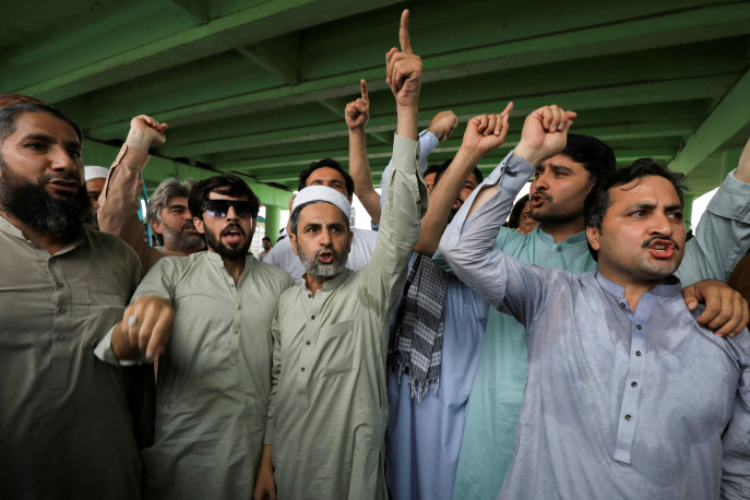 Supporters chant slogans as they gather for a protest following the arrest of Pakistan&#039;s former Prime Minister Imran Khan, in Peshawar, Pakistan August 5, 2023. REUTERS/Fayaz Aziz