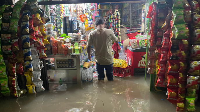 Air hujan masuk ke banyak toko pinggir jalan kota. Foto ini diambil dari sebuah toko di Zafrabad, Dhanmondi Barat pada Kamis (21 September). Foto: Md Tajul Islam