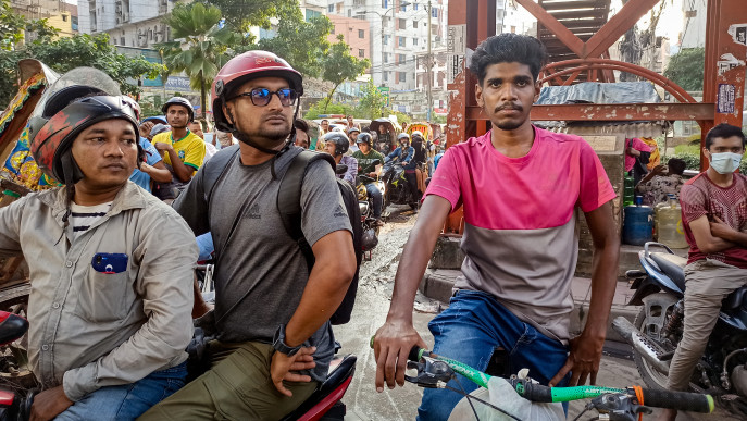Pengendara pengantar makanan terjebak kemacetan di Banglamotor di bawah terik matahari. Foto: Mehedi Hasan Marof/TBS