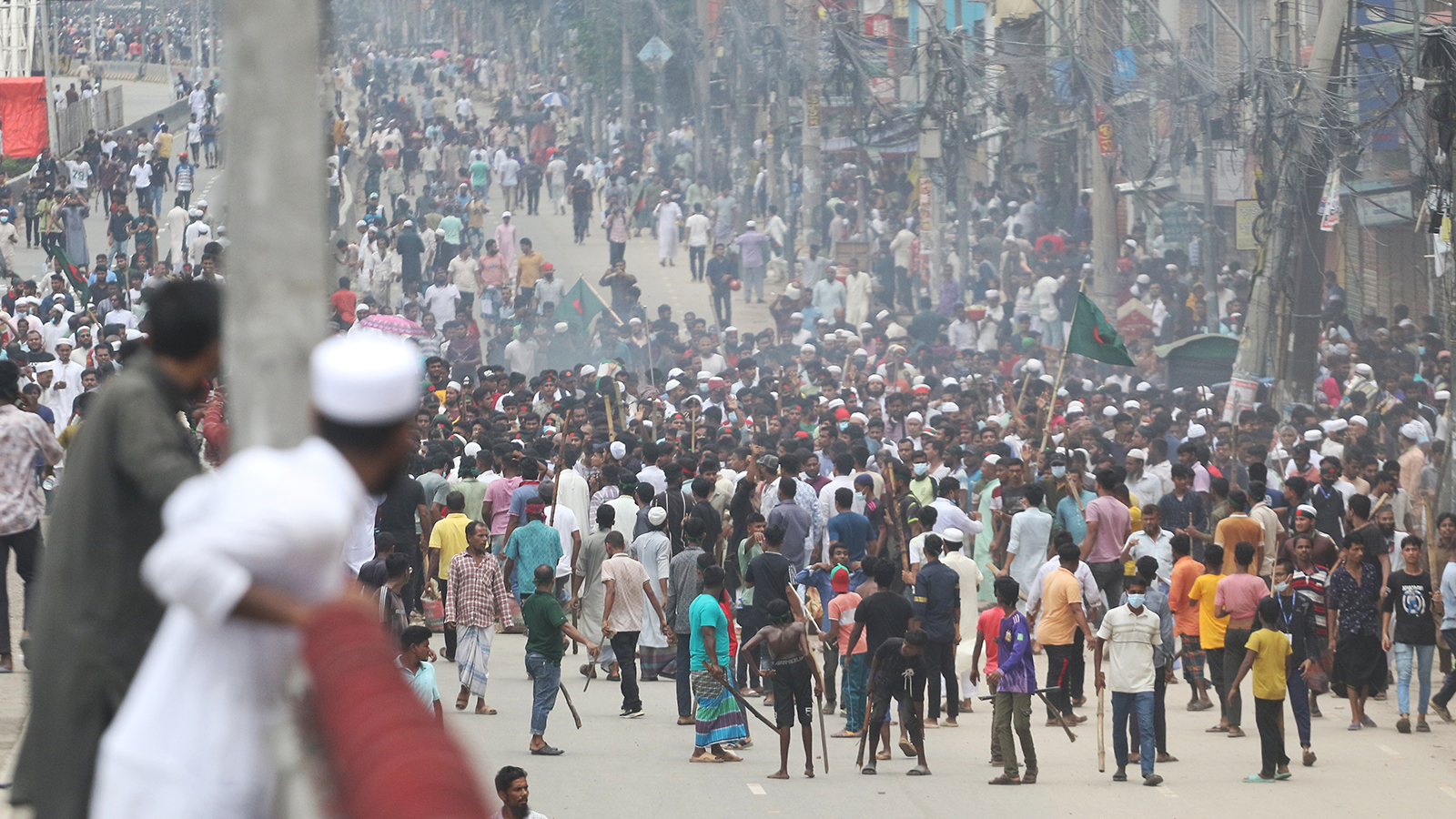 The highway at Jatrabari was completely filled with people at around 8:45 in the morning. Photo: Syed Zakir Hossain
