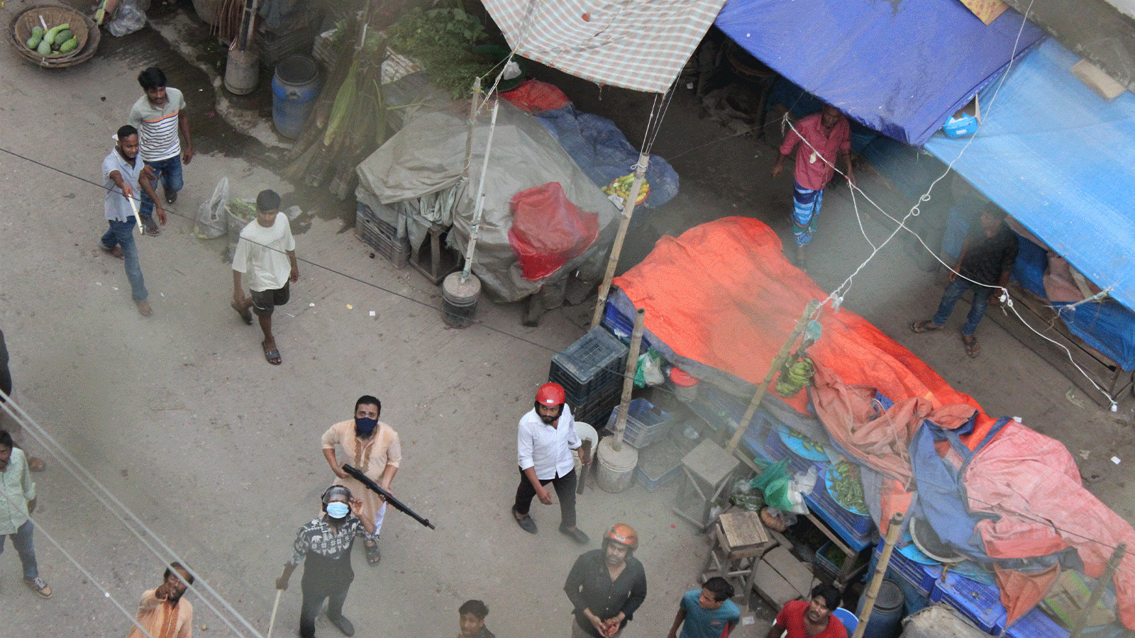 Awami League men had taken position in Mirpur-10 since early morning on 18 July, all armed with shotguns, pistols, machetes, and sticks