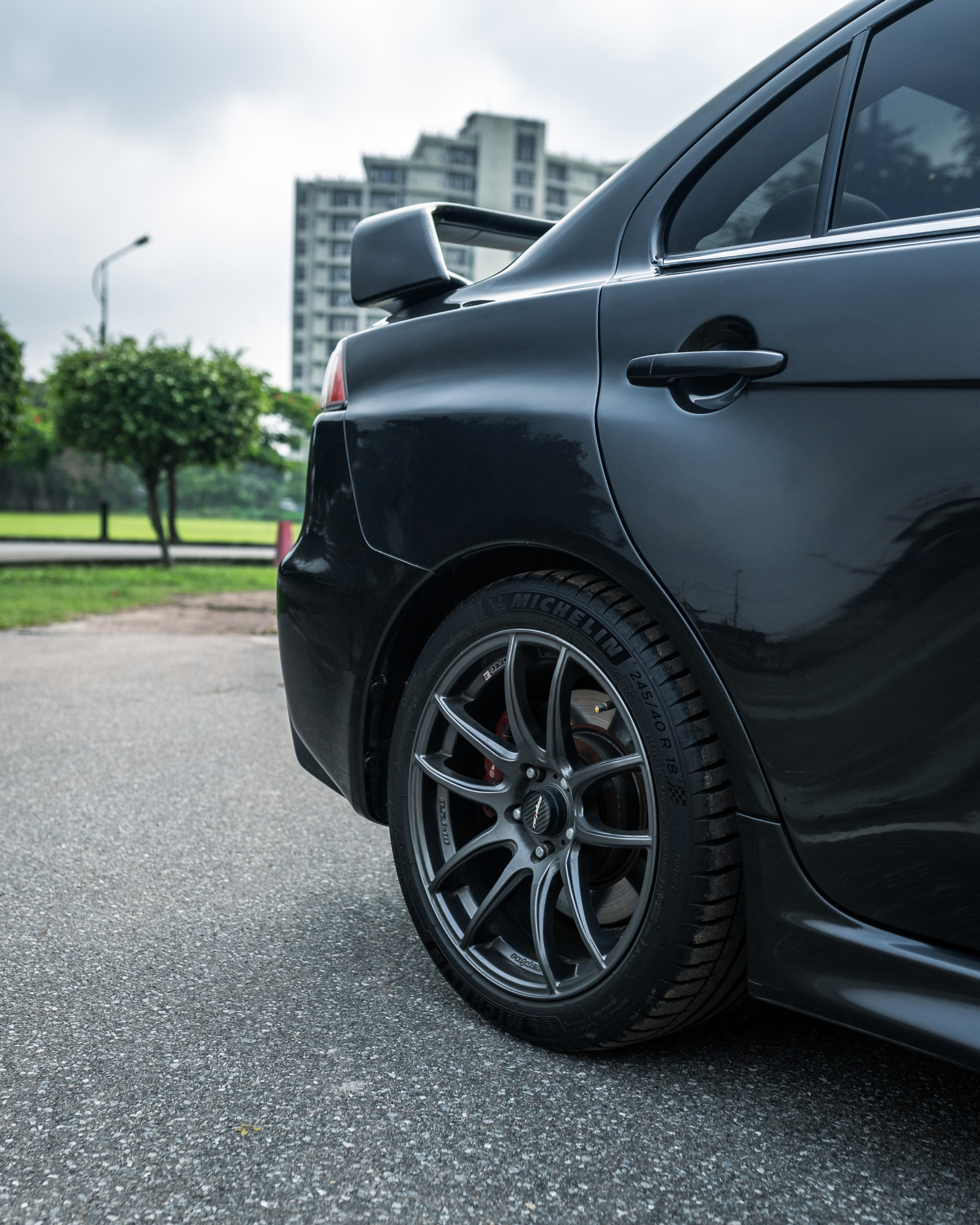 A moderate drop, combined with quality dampers, offers the best balance between performance and practicality. PHOTO: Akif Hamid