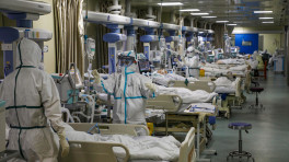 Medical workers in protective suits attend to novel coronavirus patients at the intensive care unit (ICU) of a designated hospital in Wuhan, Hubei province, China February 6, 2020. Photo :Reuters
