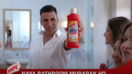 In an advertisement, Akshay Kumar is seen as convincing women to use Harpic toilet cleaner. Photo: Collected from Youtube 
