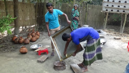 Faridpur’s famous khejurer gur making process. Photo/TBS 