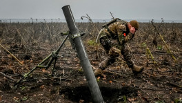 A Ukrainian serviceman fires a mortar on a front line, as Russia&#039;s attack on Ukraine continues, in Zaporizhzhia region, Ukraine in November 2022. Photo: REUTERS