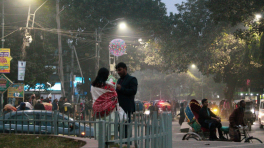 A couple shares a tender moment on a chilly evening near the Raju Memorial, University of Dhaka (2 January, 2025). Photo: Tahsin Samin