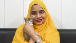 Kalpana, currently admitted to DMCH’s Burn and Plastic Surgery Unit, greeted us on 29 January with a warm, radiating smile while petting a small month-old cat on her lap. Photo: Sadiqe Al Ashfaqe/TBS