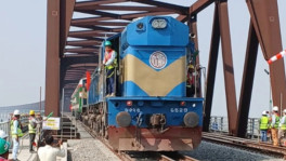 The Dhaka-bound intercity train ‘Silk City Express’ from Rajshahi crossed the bridge at 11:17am on Wednesday (12 February). Photo: UNB