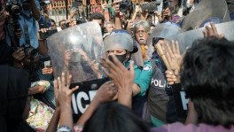 Protesting students trying to break barricades as police try to prevent their march to the Secretariat demanding the home adviser's resignation. Photo: TBS/ Sadiqe Al Ashfaqe