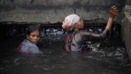 What they are collecting is coal sludge: fine fragments of coal that are washed out of the mining process and carried through the drainage channel as waste. The mine has no use for it. Photo: Hasan Jamilur Rahman Saikat/TBS