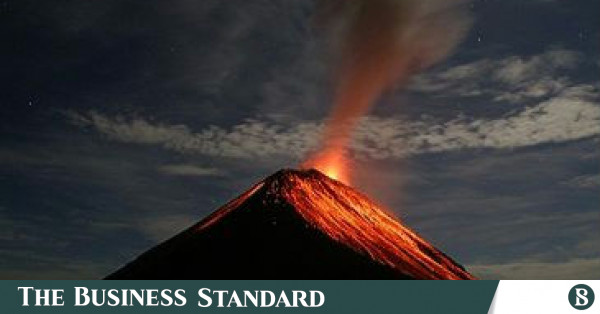 Más de 1.000 evacuados por erupción de volcán en Guatemala