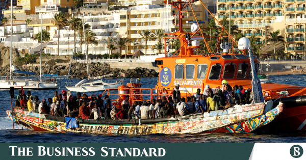 Más de mil inmigrantes llegan en un día a las Islas Canarias de España