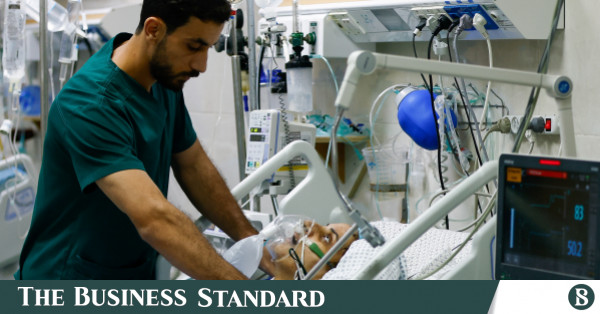 Mayat berjajar di dinding Rumah Sakit Gaza dan ahli bedah bekerja di koridor