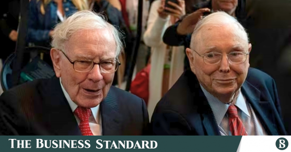 Charlie Munger, who helped Warren Buffett build investing empire, dies at 99