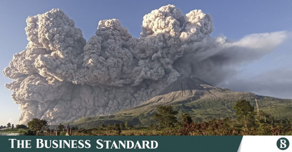 Gunung berapi meletus di Indonesia, memuntahkan abu setinggi 3 kilometer ke langit