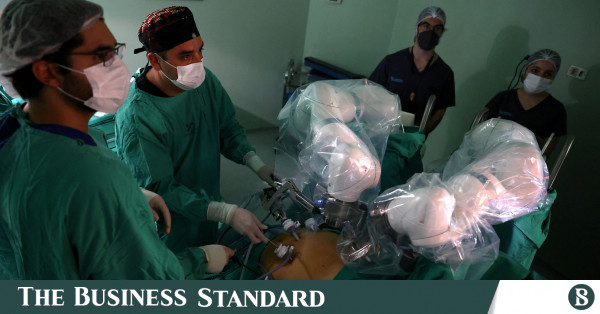 Robot quirúrgico magnético hace su debut internacional en hospital chileno